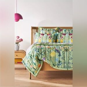 Anthropologie Anna Handcrafted Garden Quilt Size Queen with 2 King Shams NWT